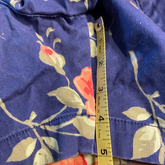 Red camel floral shorts. Size 0. - Picture 9 of 9